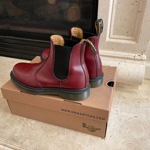 DR. MARTENS 2976 CHELSEA BOOT - WOMEN'S US 6M